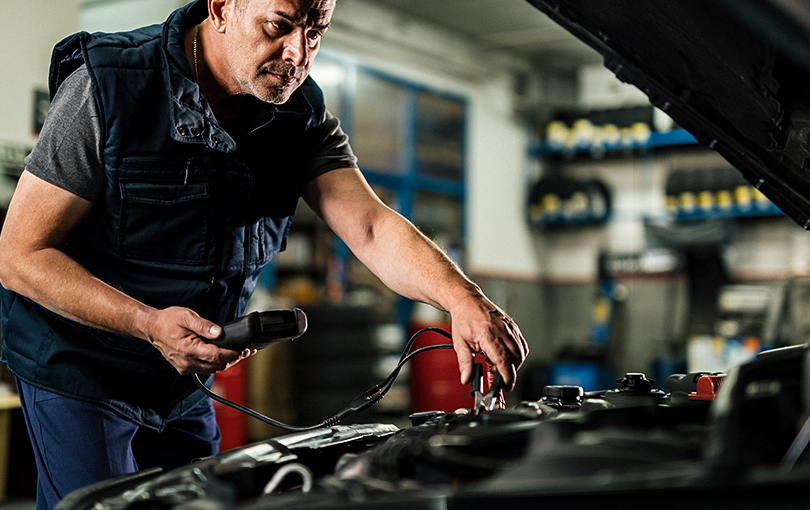 Aprenda a testar a bateria do seu veículo com segurança